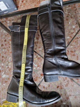 Botas altas piel Laura Amat. Color negro.