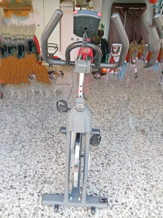 Bicicleta estática gris sin usar