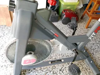 Bicicleta estática gris sin usar