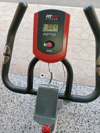 Bicicleta estática gris sin usar