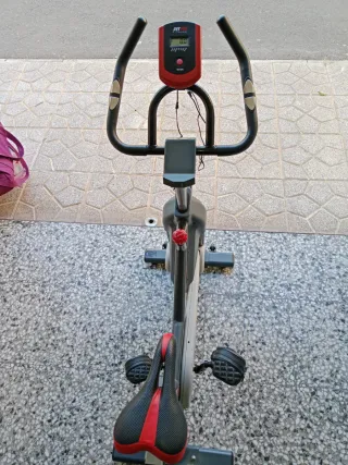 Bicicleta estática gris sin usar