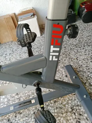 Bicicleta estática gris sin usar