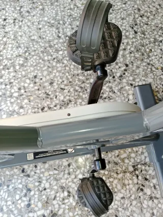 Bicicleta estática gris sin usar