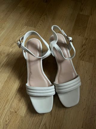 Sandalias blancas tacón tiras