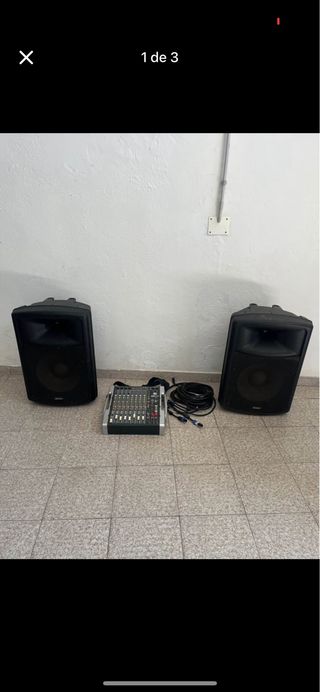 Equipo de sonido con altavoces y mesa