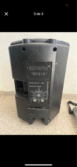 Equipo de sonido con altavoces y mesa