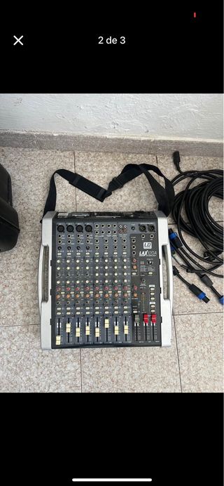 Equipo de sonido con altavoces y mesa