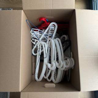 Lote de perchas mixtas – plástico y metal