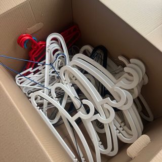 Lote de perchas mixtas – plástico y metal