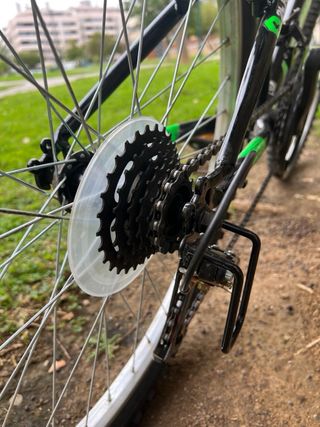 Bicicleta Montaña Negra y Verde, usada dos veces.