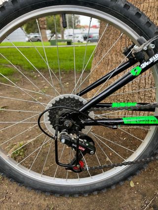 Bicicleta Montaña Negra y Verde, usada dos veces.
