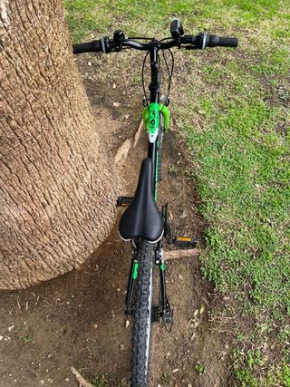 Bicicleta Montaña Negra y Verde, usada dos veces.