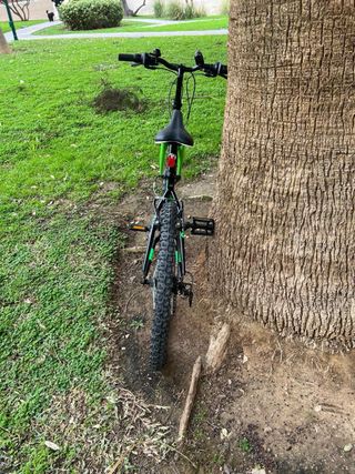 Bicicleta Montaña Negra y Verde, usada dos veces.