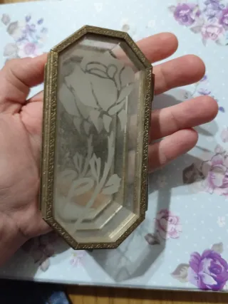 Joyero antiguo con diseño floral