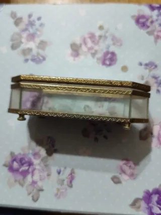 Joyero antiguo con diseño floral