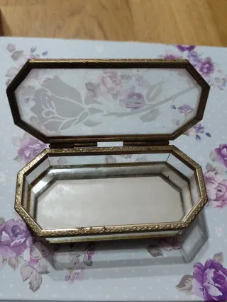 Joyero antiguo con diseño floral