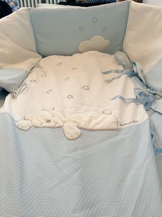 Colcha y protector cuna osito estrellas.