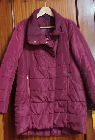 Chaquetón burdeos Stradivarius mujer