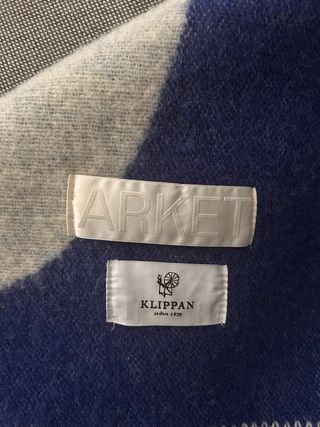 Manta Arket Klippan Azul y blanca