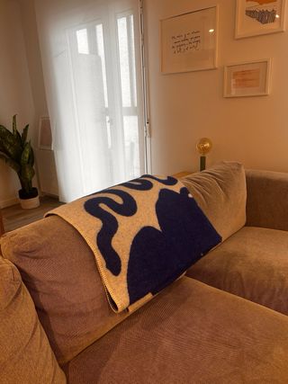 Manta Arket Klippan Azul y blanca