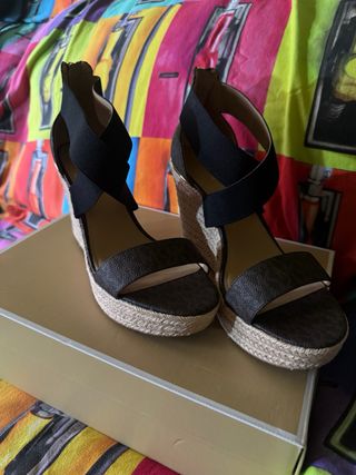 Sandalias cuña Michael Kors beige/marrón