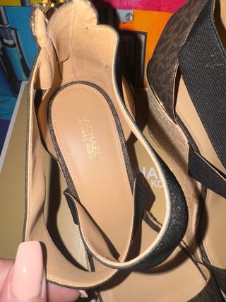 Sandalias cuña Michael Kors beige/marrón