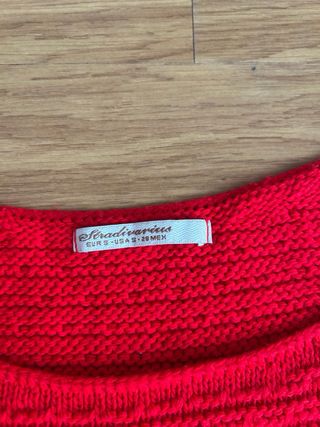 Jersey rojo de punto con detalles