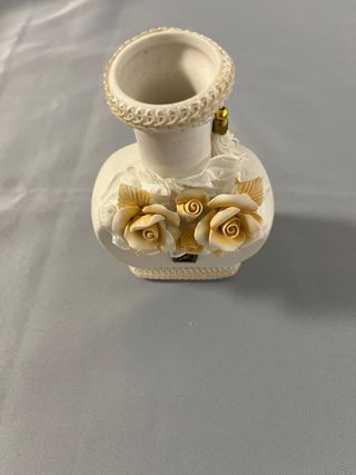 Jarrón decorativo blanco y dorado