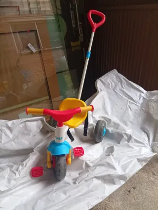 Triciclo infantil con manillar y asiento