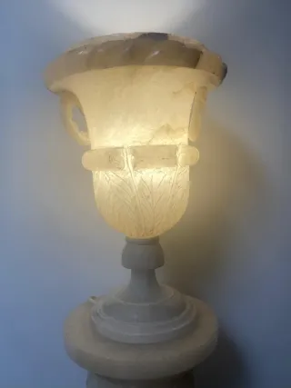 Columna, peana de marmol con copa, florero, luz.