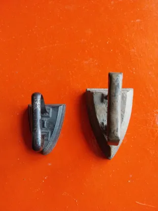 2 Planchas pequeñas.Antiguas, de hierro fundido