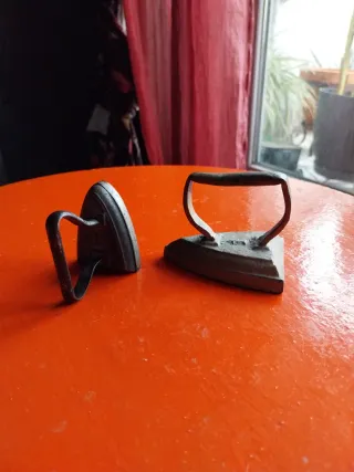 2 Planchas pequeñas.Antiguas, de hierro fundido