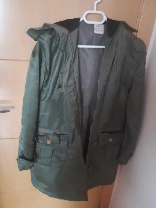 Parca verde militar con capucha