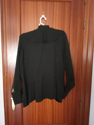Blusa negra con volantes talla L