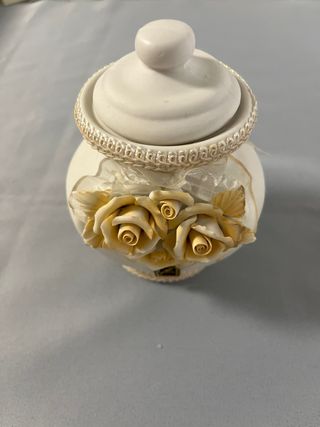Jarrón de cerámica con tapa y rosas