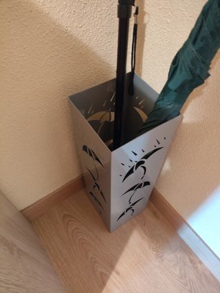 Paragüero metálico gris con diseño de paraguas