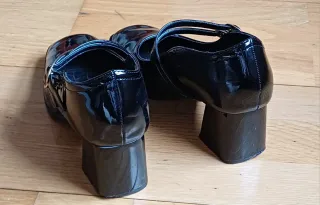 Zapatos charol tacón ancho negros