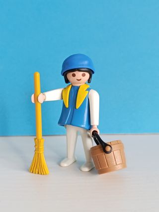 Playmobil Aldeana con escoba y cubo