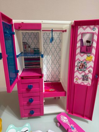 Armario Nancy con Ropa y Accesorios