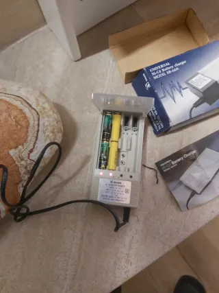 Caricabatterie universale KOLVIM Ni-MH