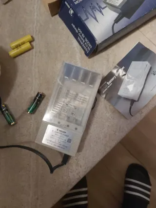 Caricabatterie universale KOLVIM Ni-MH