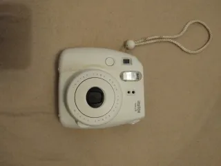 Cámara Instax Mini 8 + Funda tipo Cartera.