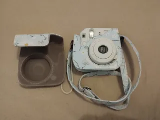 Cámara Instax Mini 8 + Funda tipo Cartera.