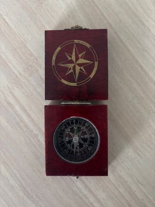 Brújula de madera decorada