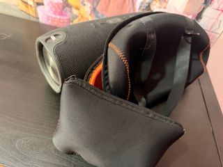 Altavoz JBL Negro con Correa y funda