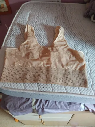 Top deportivo encaje beige