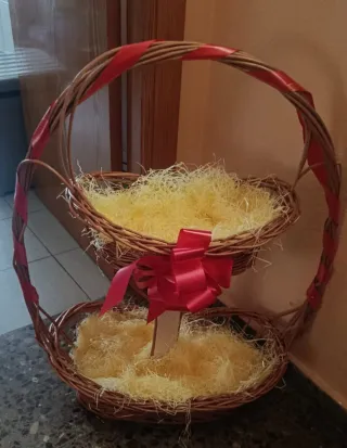 Cesta de mimbre de 2 niveles con lazo rojo