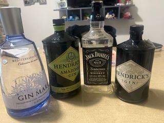 Bottiglie vuote: Jack Daniel's, Hendricks, Gin Mar
