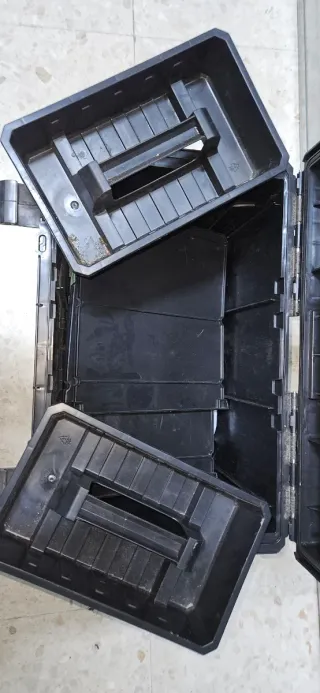 Baúl de herramientas con ruedas