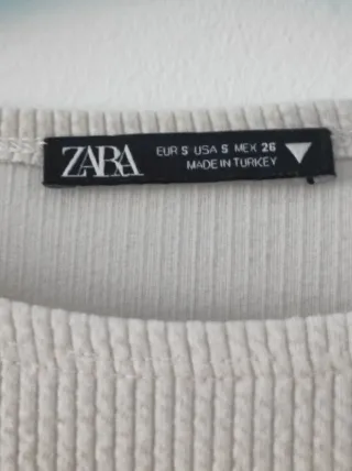Camiseta manga larga cropped de Zara